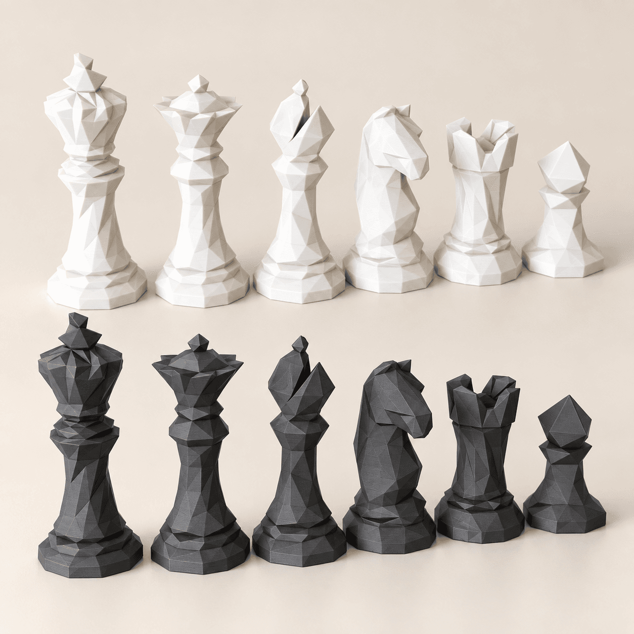 KI-Visualisierung: FACETCHESS · Schachfiguren-Set. Detailansicht der Figurentypen; geliefert wird das komplette Set mit 32 Figuren.