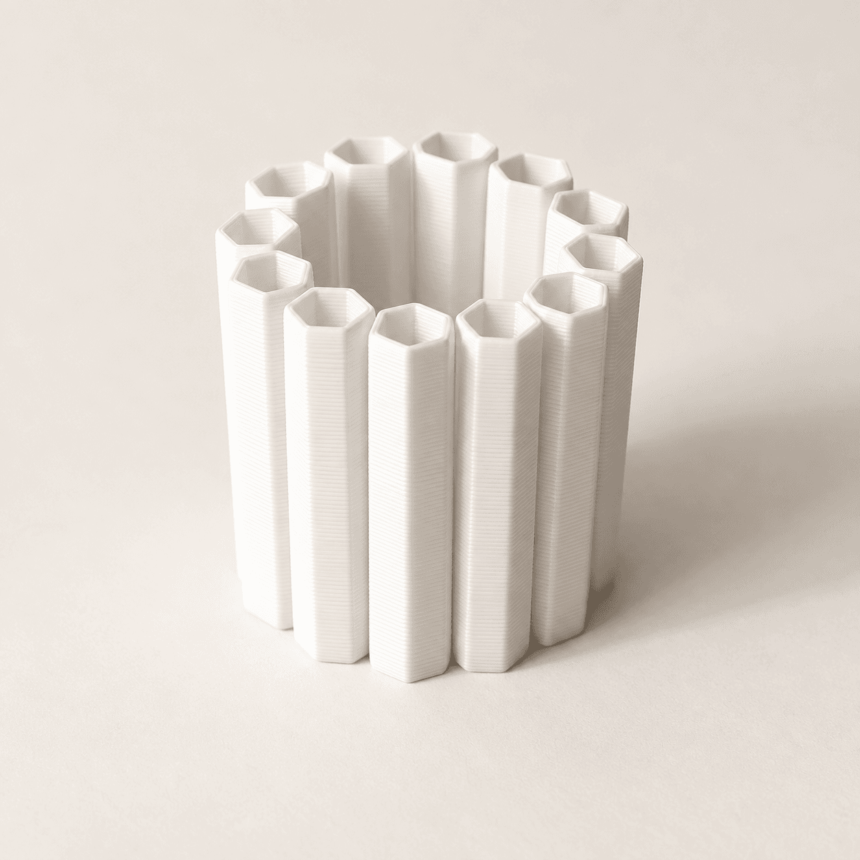 KI-Visualisierung: PENCILCAGE · Stiftekranz. Abgebildeter Lieferumfang ohne Dekoration.