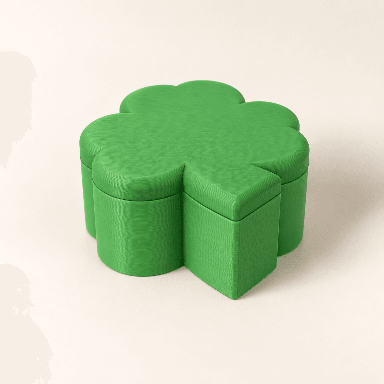 KI-Visualisierung: CLOVER · Kleeblattdose. Abgebildeter Lieferumfang ohne Dekoration.