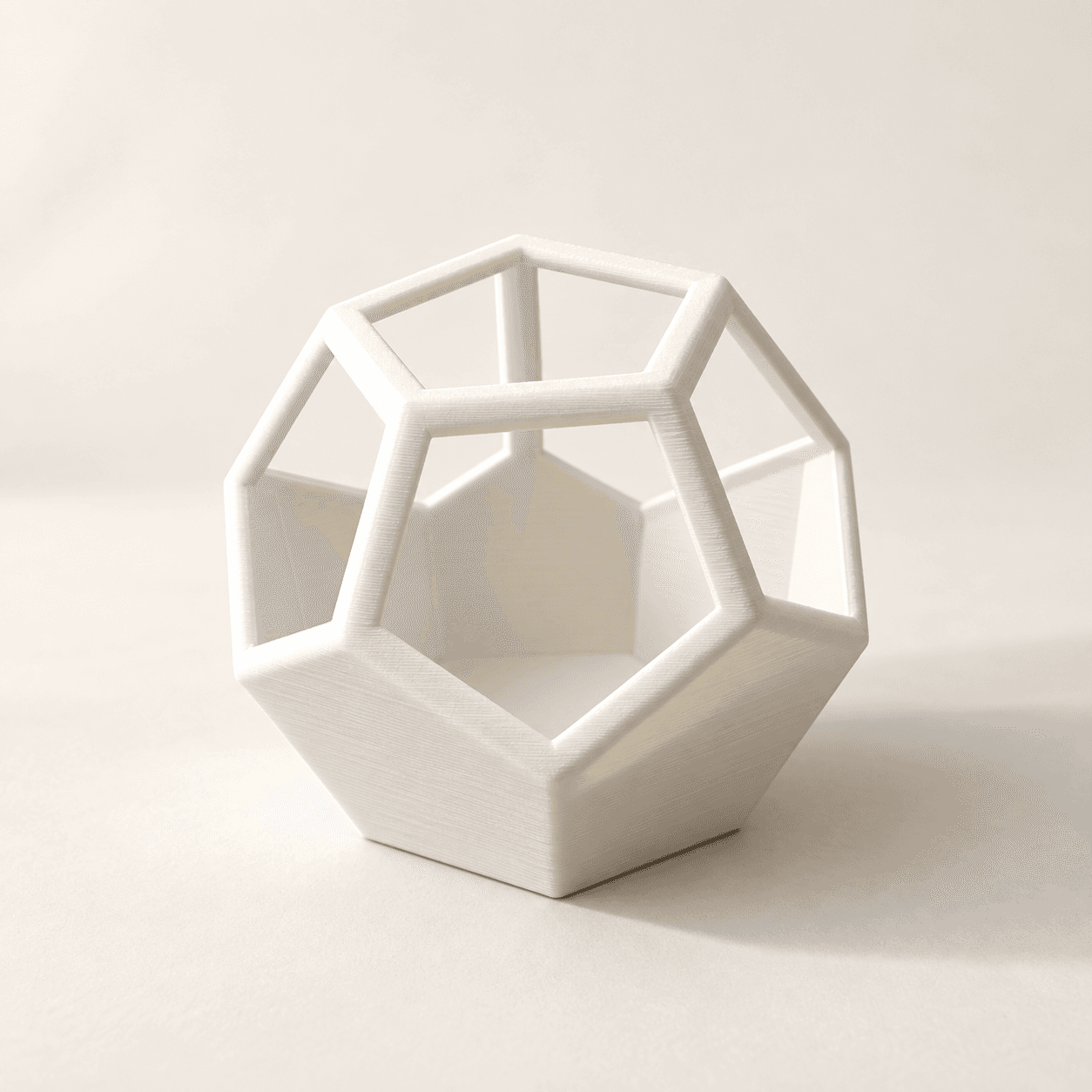 KI-Visualisierung: DODECA · Geometrischer Pflanztopf. Abgebildeter Lieferumfang ohne Dekoration.