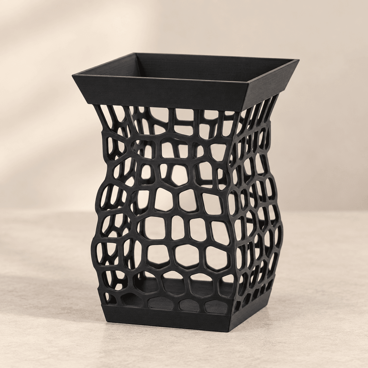 KI-Visualisierung: LATTICE · Offene Gittervase. Leere Vase.